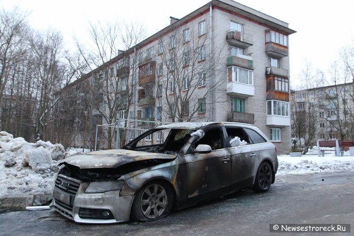 У дома 318 по Приморскому шоссе подожгли Audi A4 У дома 318 по Приморскому шоссе подожгли Audi A4