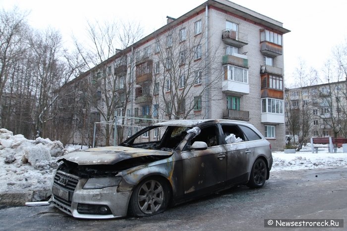 У дома 318 по Приморскому шоссе подожгли Audi A4