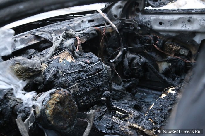 У дома 318 по Приморскому шоссе подожгли Audi A4 У дома 318 по Приморскому шоссе подожгли Audi A4