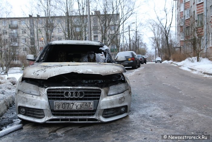 У дома 318 по Приморскому шоссе подожгли Audi A4 У дома 318 по Приморскому шоссе подожгли Audi A4