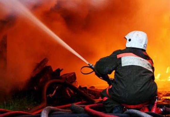 Пожарные ликвидировали пожар в здании оружейного завода в Сестрорецке