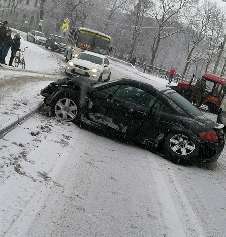 Audi TT протаранила трактор и маршрутку 302