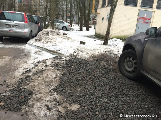 Бесхозный щебень во дворе 296 по Приморскому шоссе Бесхозный щебень во дворе 296 по Приморскому шоссе