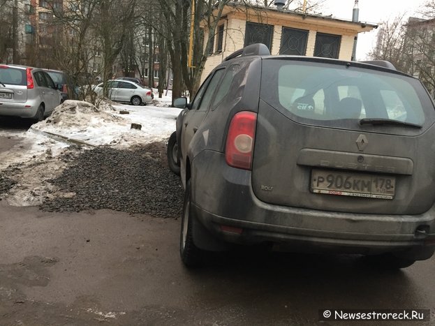 Бесхозный щебень во дворе 296 по Приморскому шоссе Бесхозный щебень во дворе 296 по Приморскому шоссе