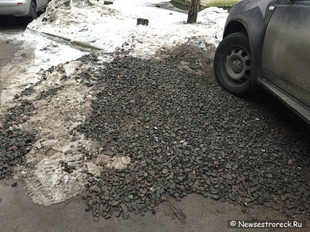 Бесхозный щебень во дворе 296 по Приморскому шоссе Бесхозный щебень во дворе 296 по Приморскому шоссе