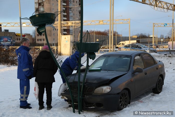 ДТП в Сестрорецке: Chevrolet Lanos вылетел в кювет ДТП в Сестрорецке: Chevrolet Lanos вылетел в кювет