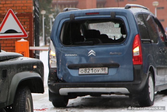 Land Rover Defender протаранил Citroen Berlingo