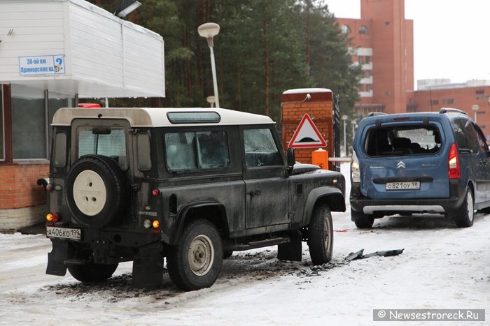 Land Rover Defender протаранил Citroen Berlingo