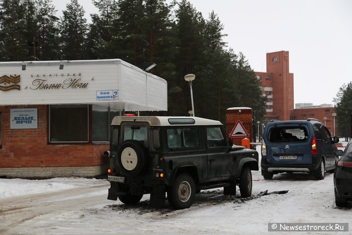 Land Rover Defender протаранил Citroen Berlingo