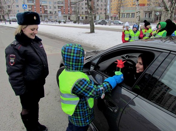 В Сестрорецке прошла акция «С 8 марта поздравляем – ПДД не нарушаем!»