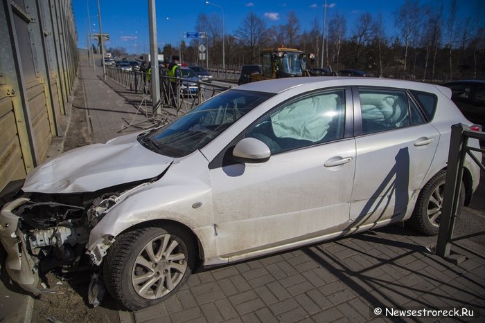 В Сестрорецке женщина на Mazda3 совершила ДТП