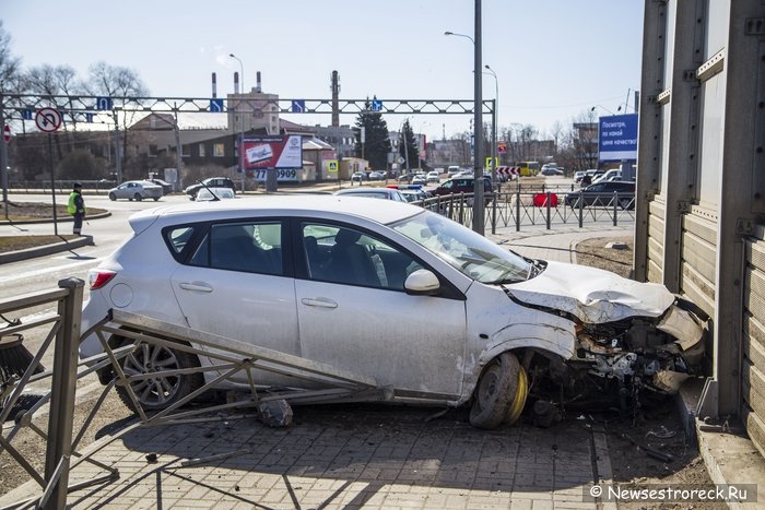 В Сестрорецке женщина на Mazda3 совершила ДТП