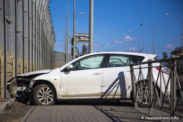 В Сестрорецке женщина на Mazda3 совершила ДТП