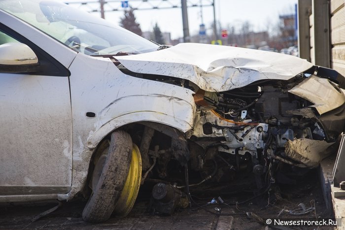 В Сестрорецке женщина на Mazda3 совершила ДТП