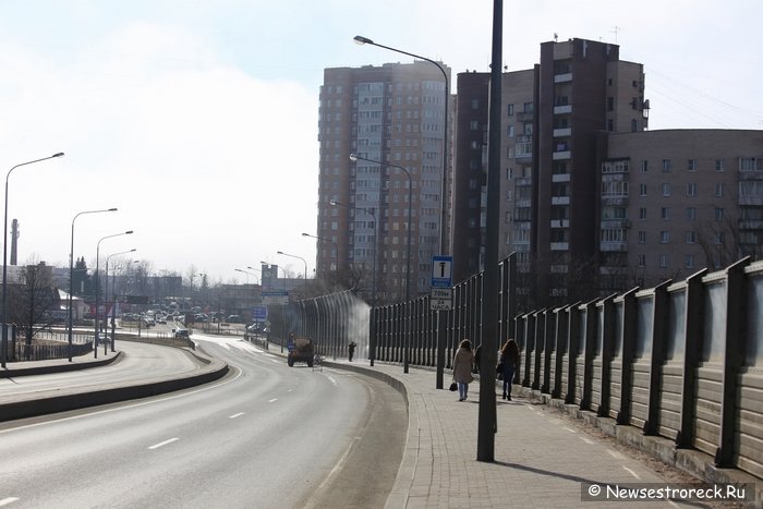 В Сестрорецке моют шумозащитный забор