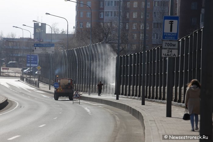 В Сестрорецке моют шумозащитный забор