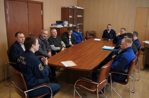 Сотрудники МЧС Курортного района провели инструктаж с работниками парка "Дубки"