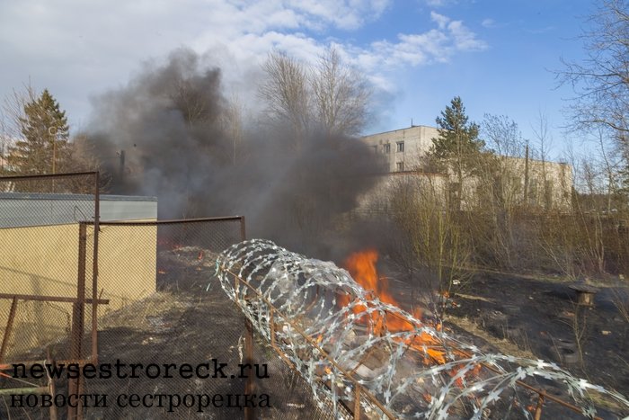 В автомобильных гаражах горела сухая трава