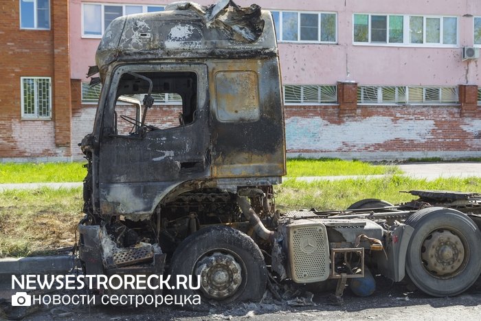 На ул. Инструментальщиков сгорела припаркованная фура На ул. Инструментальщиков сгорела припаркованная фура