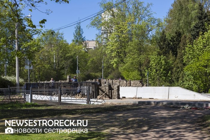 Рабочие перекладывают "пляшущую" плитку на мосту через р. Малая Сестра Рабочие перекладывают "пляшущую" плитку на мосту через р. Малая Сестра
