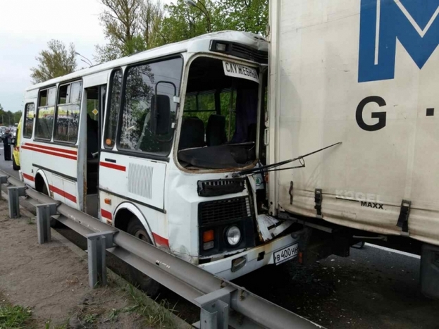 11 человек пострадали в ДТП при столкновении автобуса «ПАЗ» с фурой