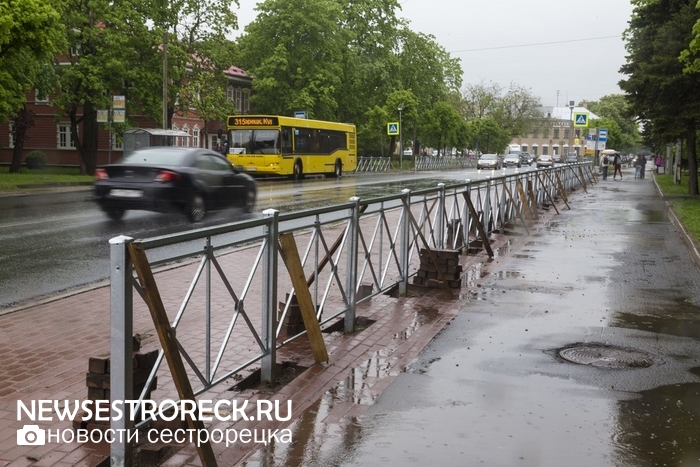 На володарке ставят "километр" забора На володарке ставят "километр" забора