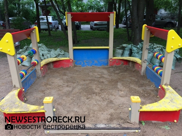 В Сестрорецке начали менять песок в детских песочницах В Сестрорецке начали менять песок в детских песочницах