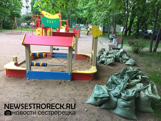 В Сестрорецке начали менять песок в детских песочницах