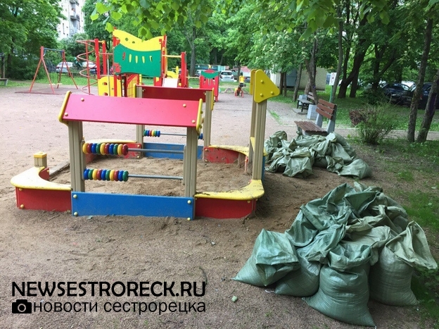 В Сестрорецке начали менять песок в детских песочницах В Сестрорецке начали менять песок в детских песочницах