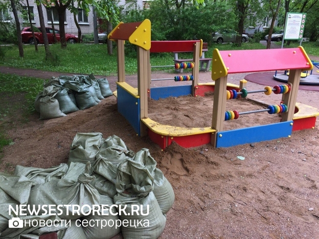 В Сестрорецке начали менять песок в детских песочницах В Сестрорецке начали менять песок в детских песочницах