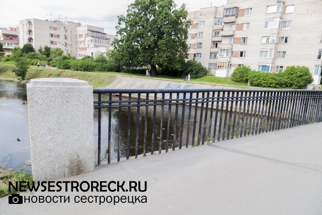 На Литейном мосту меняют перила На Литейном мосту меняют перила