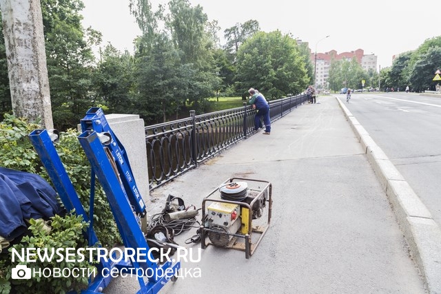 На Литейном мосту меняют перила На Литейном мосту меняют перила