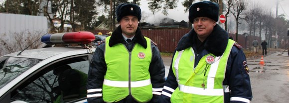 Инспекторы ДПС спасли семейную пару из горящего дома Инспекторы ДПС спасли семейную пару из горящего дома