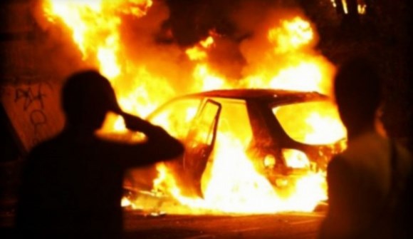 На ул.Воскова, д.9 сожгли Volkswagen Golf