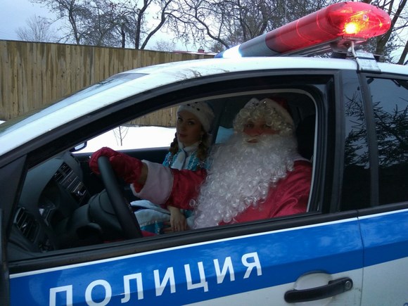 Полицейский Дед Мороз поздравил детей с приближающимися новогодними праздниками