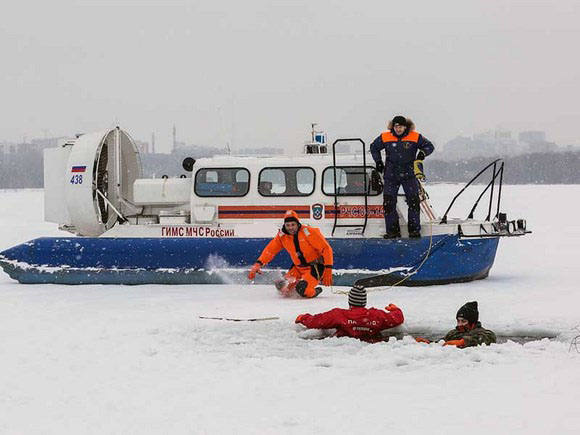 Петербургские спасатели напоминают об опасности выхода на лед водоемов