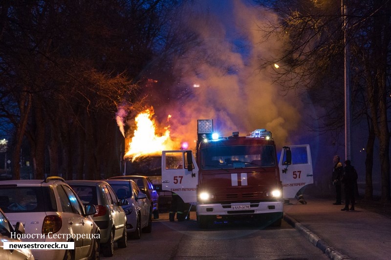 У дома 286 по Приморскому шоссе горел грузовик «Мерседес-Бенц»