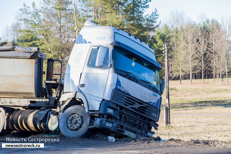 На выезде из Сестрорецка «сложился» грузовик Volvo