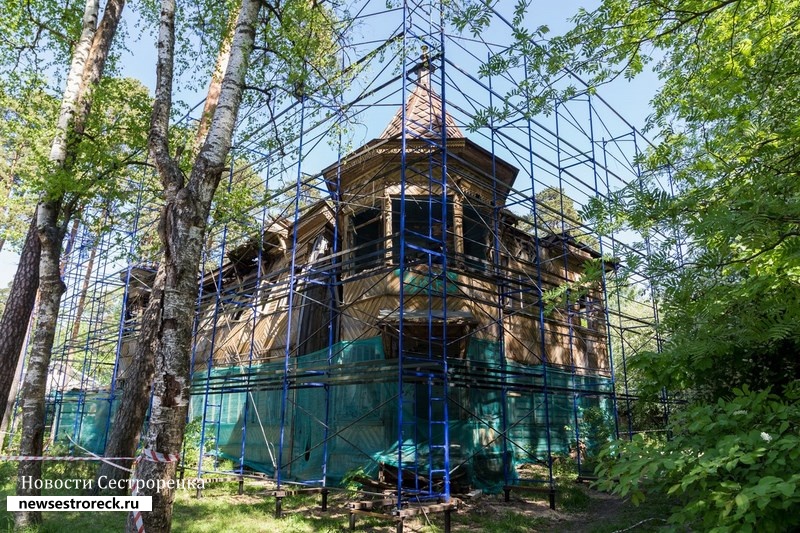 «Загородный дом Л.А. Змигродского» спрятали за баннер до лучших времен