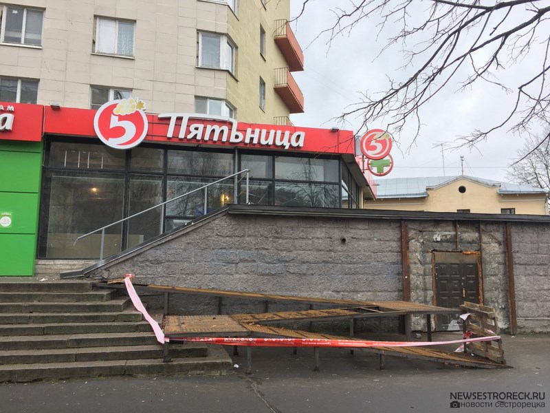 У магазина "Пятерочка" начали восстанавливать пандус