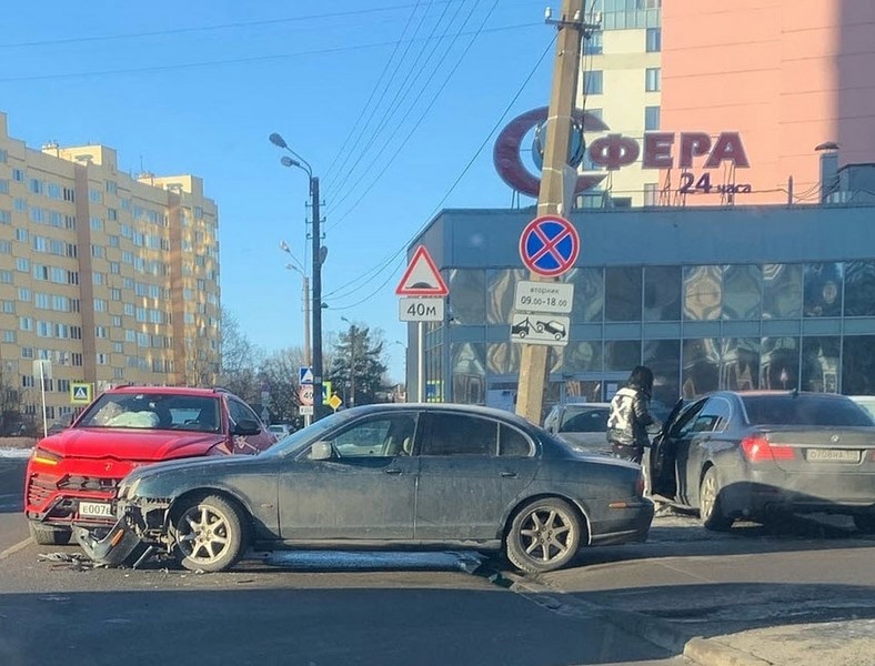 В Сестрорецке столкнулись Lamborghini и Jaguar