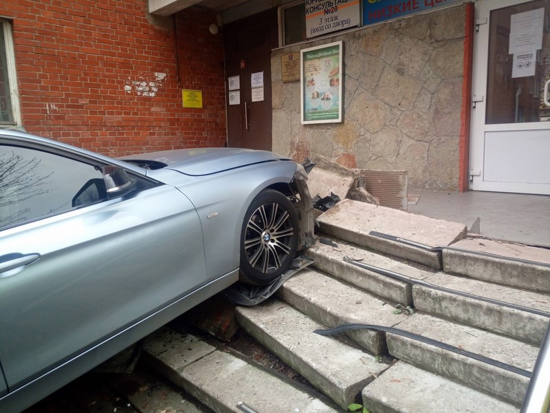 BMW протаранила крыльцо дома № 18 по улице Токарева в Сестрорецке