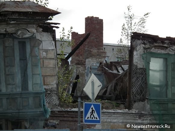 Обрушился фасад здания на улице Володарского 5а