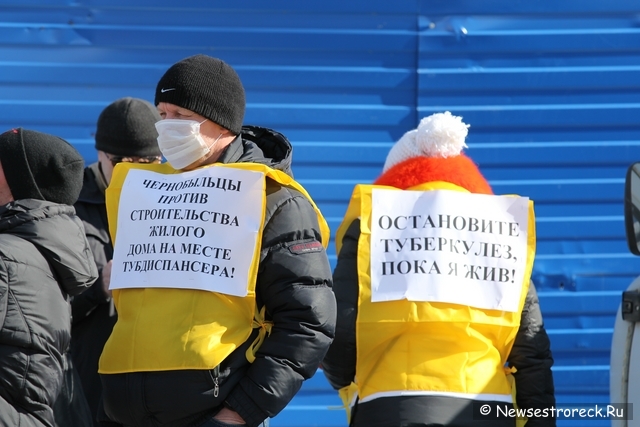 Жители Сестрорецка вышли на митинг против строительства на месте туберкулезной больницы