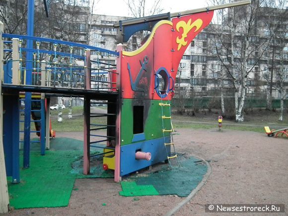 В Сестрорецке горела детская площадка В Сестрорецке горела детская площадка