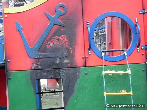 В Сестрорецке горела детская площадка В Сестрорецке горела детская площадка