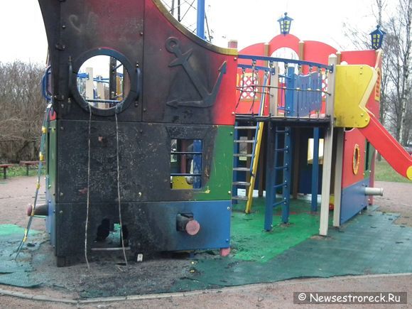 В Сестрорецке горела детская площадка