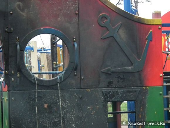 В Сестрорецке горела детская площадка В Сестрорецке горела детская площадка