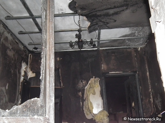 В Сестрорецке горел дом, эвакуировали жителей