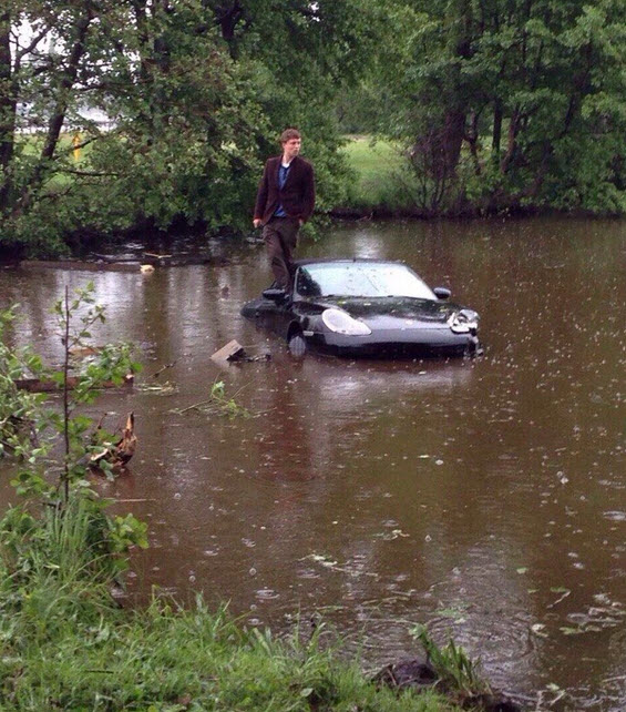 В Сестрорецке Porsche нырнул в озеро Разлив